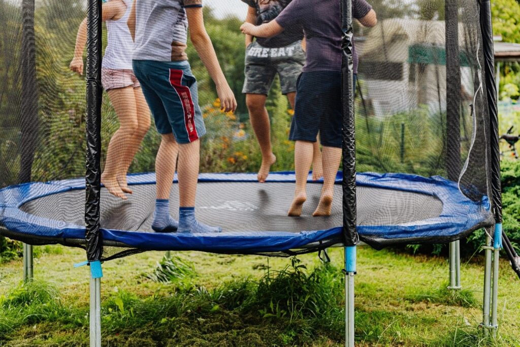 De trampoline nodigt uit tot lekker bewegen